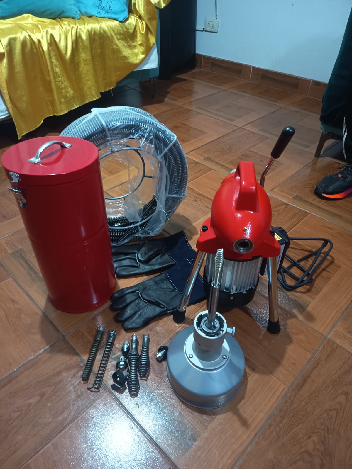 Gasfitero reparando tubería